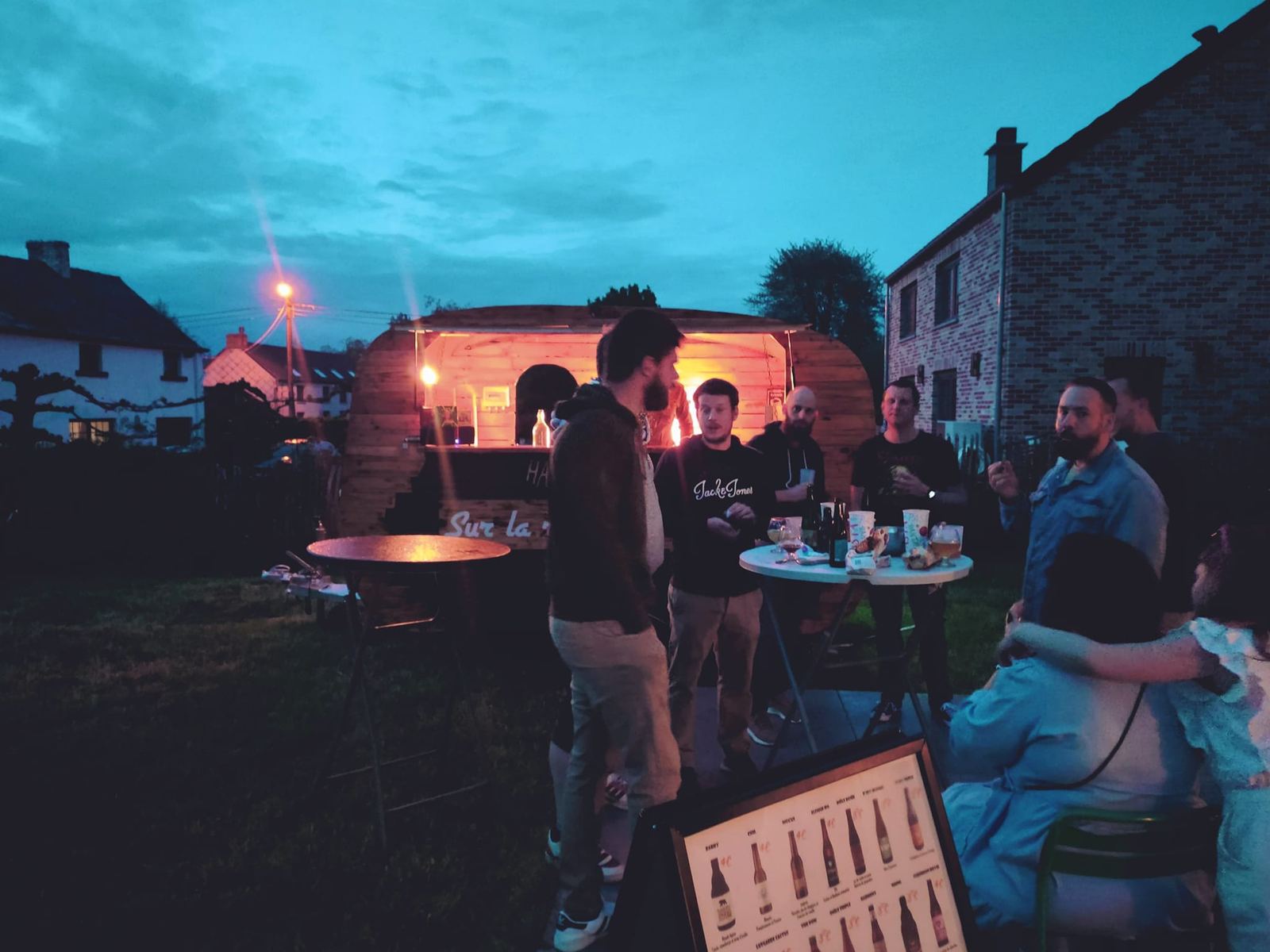 Le comptoir s’allume à la nuit tombée